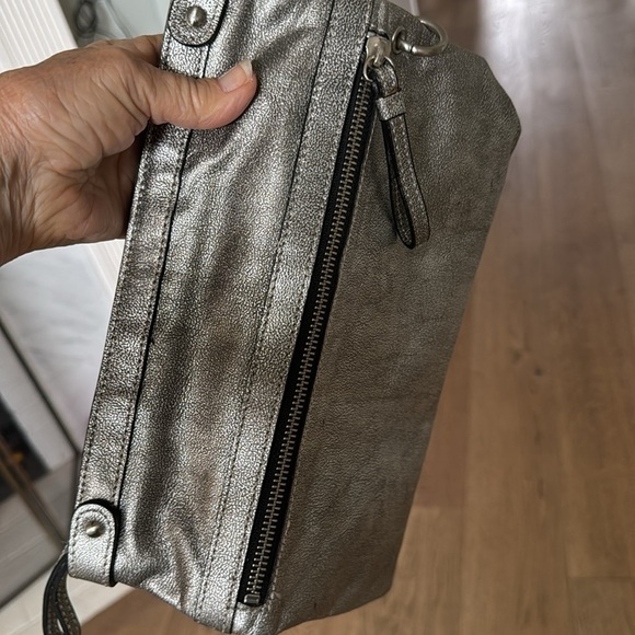 KENNETH COLE NEW YORK- GENUINE LEATHER WRISTLET/CLUTCH SILVER - Picture 12 of 13